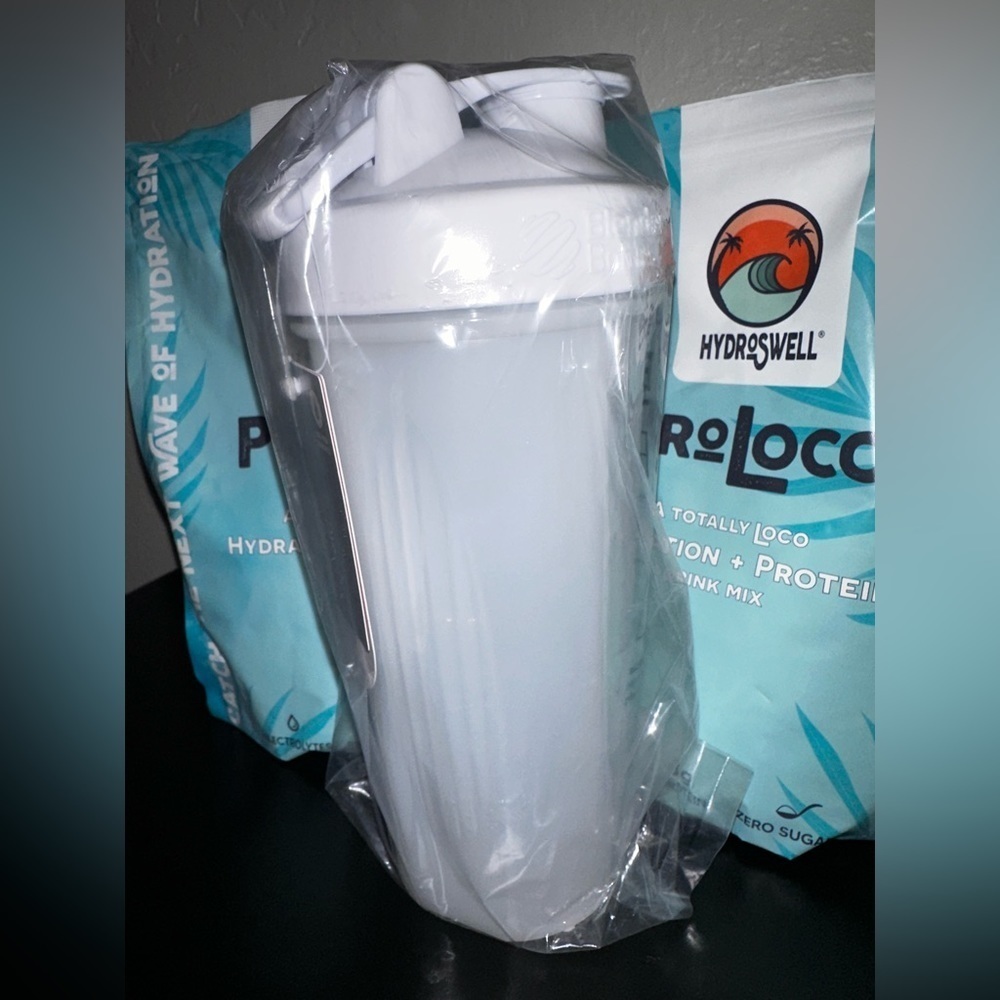 FREE WITH BUNDLE NWT Blender Bottle Classic 28 Oz Hydroswell​​ - Picture 3 of 3